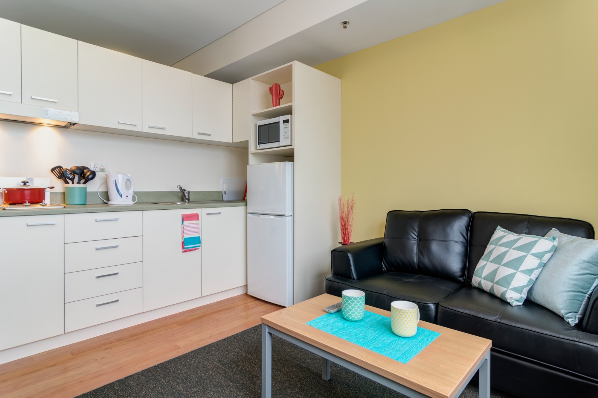 1 Bedroom Deluxe with Queen Bed at UniLodge Metro Adelaide — photo 2
